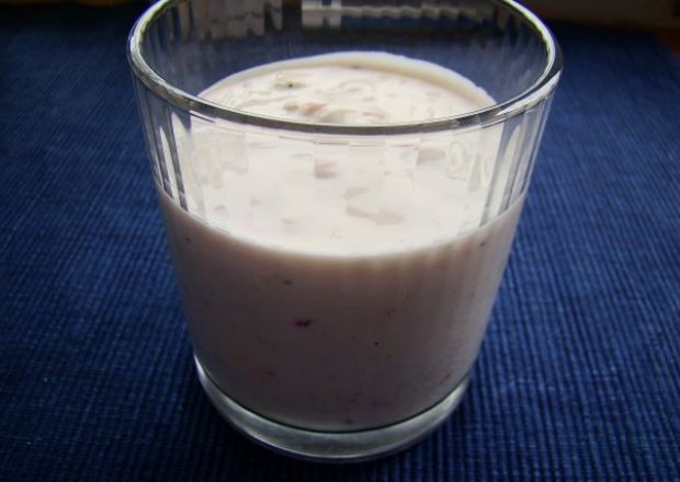 Fotografia przedstawiająca Aromatyczny sos sałatkowy  czosnkowo-rzodkiewkowy