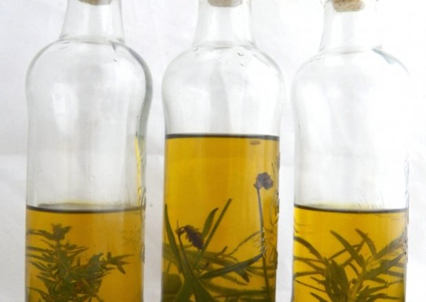 Fotografia przedstawiająca Aromatyzowane oliwy ziołowe