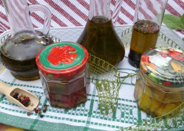 Fotografia przedstawiająca Aromatyzowane oliwy.