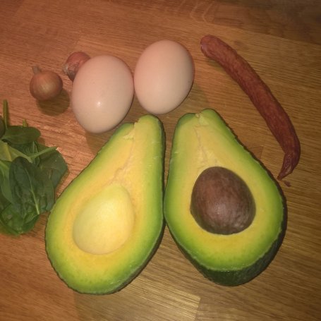 Krok 1 - Awokado zapiekane z jakiem, kiełbaską i szpinakiem foto