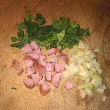 Krok 3 - Awokado zapiekane z jakiem, kiełbaską i szpinakiem foto