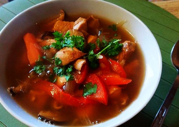 Fotografia przedstawiająca Azjatycka zupa z kurczakiem