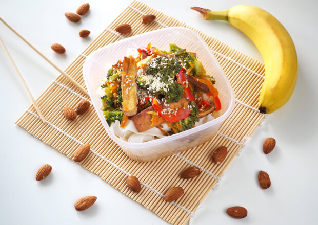 Fotografia przedstawiająca Azjatycki lunchbox z tofu