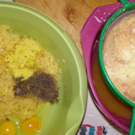 Krok 3 - Babci "okryj bieda", czyli wigilijne placki z brukwi i ziemniaków ze śledziem w śmietanie foto