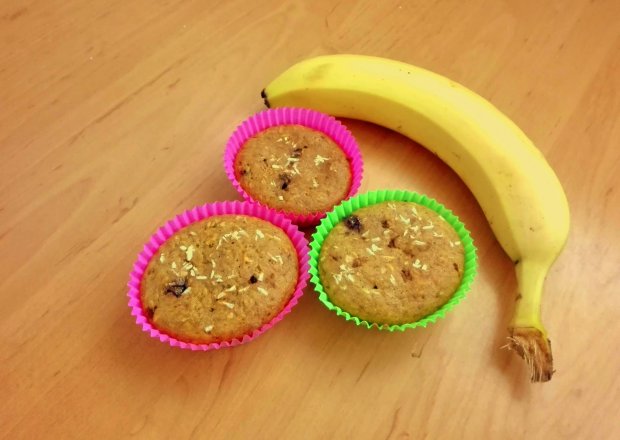 Fotografia przedstawiająca Babeczki bananowe z czekoladą i wiórkami kokosowymi