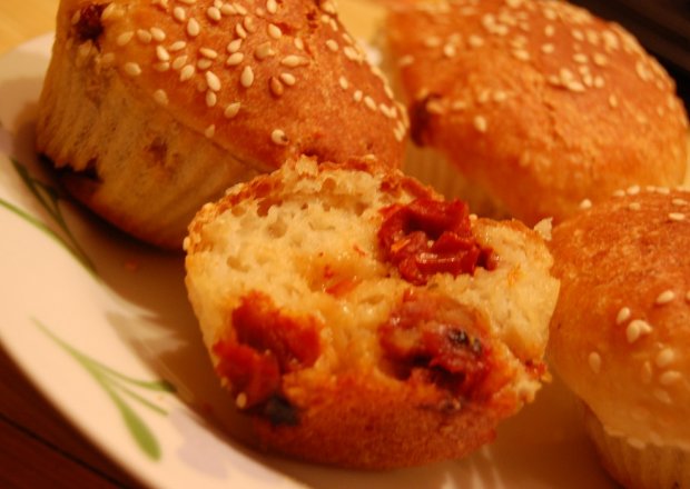 Fotografia przedstawiająca Babeczki chlebowe z suszonymi pomidorami