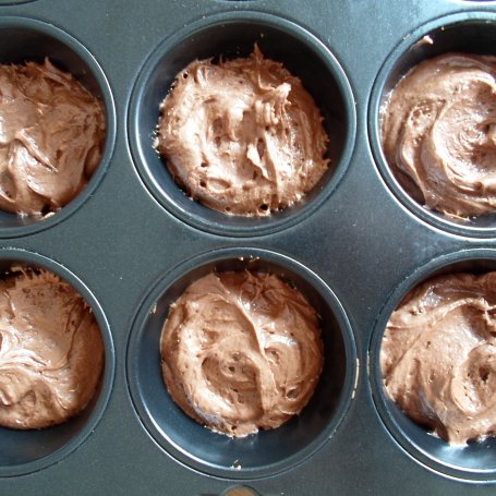 Krok 5 - Babeczki czekoladowe z karmelem foto