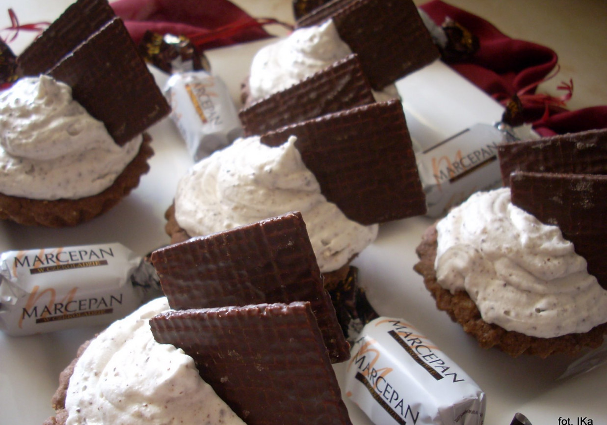 Babeczki czekoladowe z kremem marcepanowym i płatkami waflowymi foto