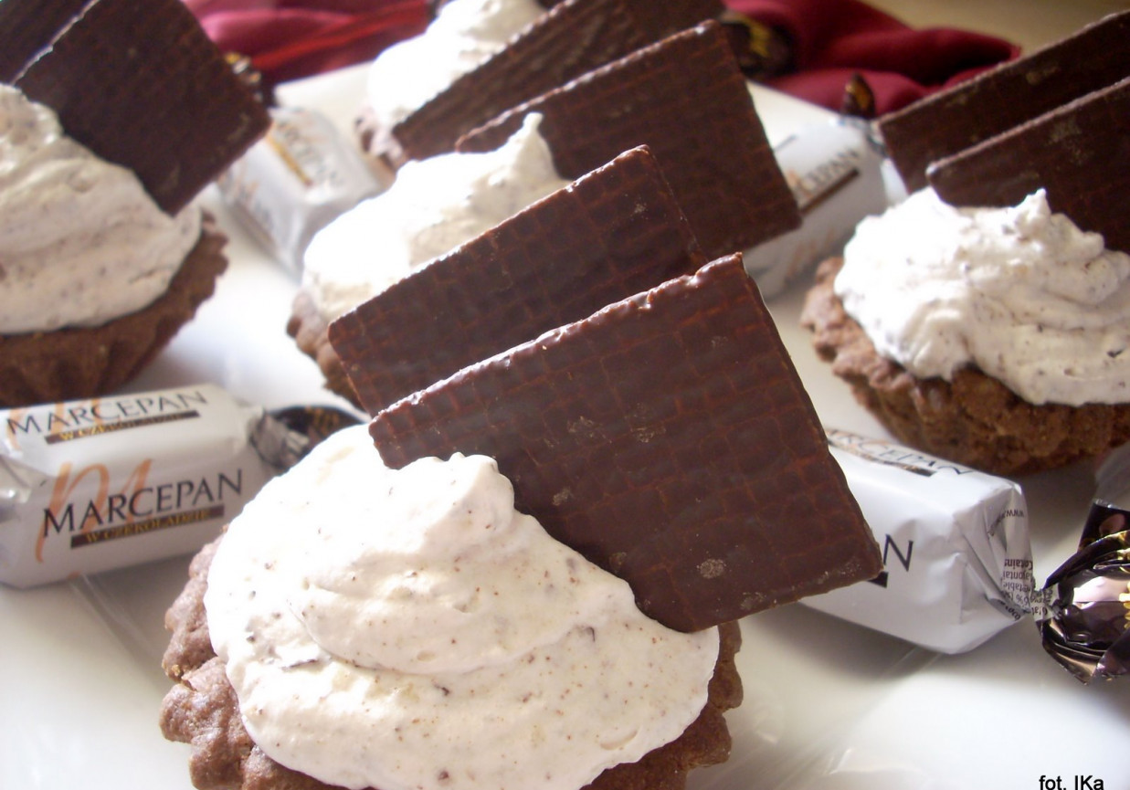 Babeczki czekoladowe z kremem marcepanowym i płatkami waflowymi foto