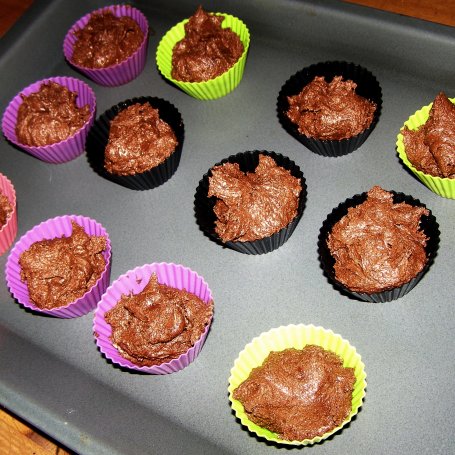 Krok 3 - babeczki czekoladowe z kremem śmietanowym... foto