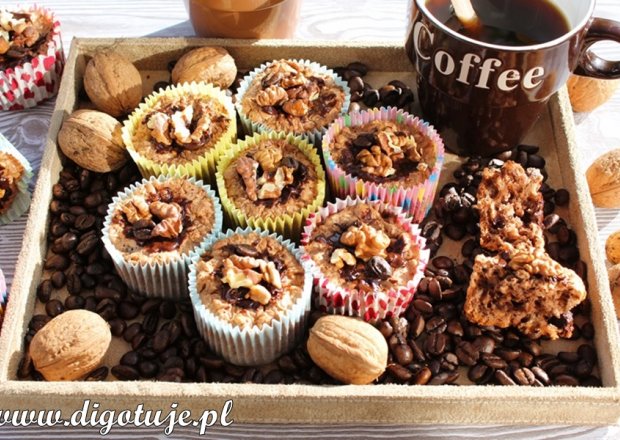 Fotografia przedstawiająca Babeczki czekoladowo-kawowe z ziaren ekspandowanych z orzechami i czekoladą (bez mąki i tłuszczu)