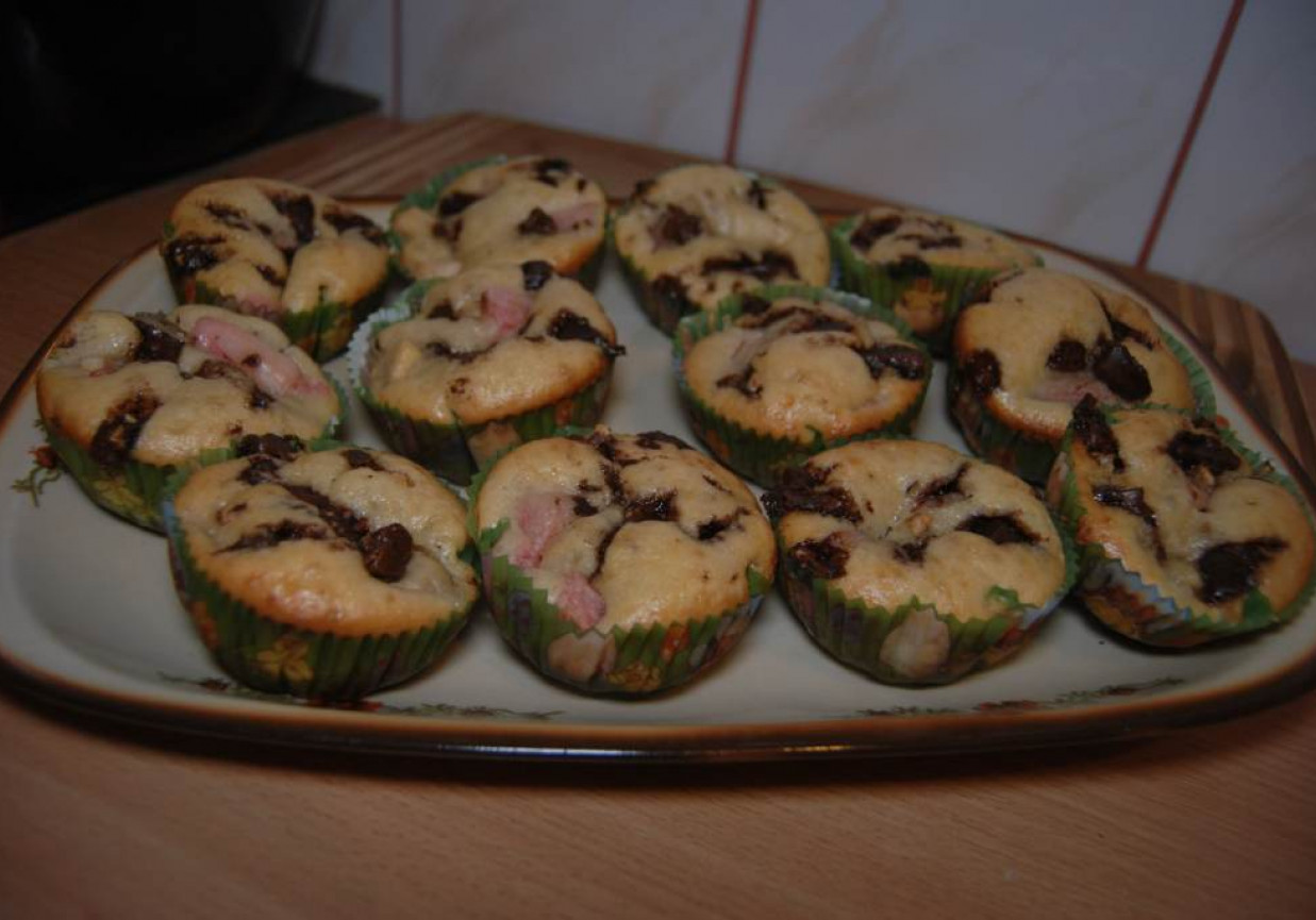 Babeczki rabarbarowo - jabłkowe z cynamonem i czekoladą foto