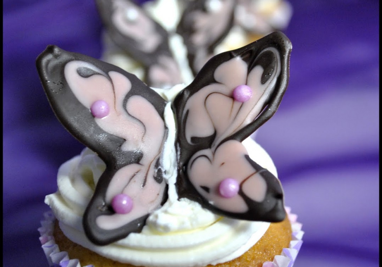 Babeczki z białą czekoladą i czekoladowe motyle foto