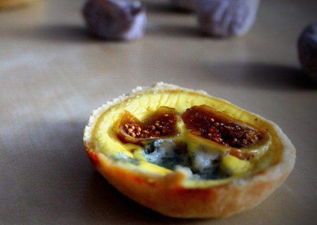 Fotografia przedstawiająca Babeczki z figą i serem pleśniowym