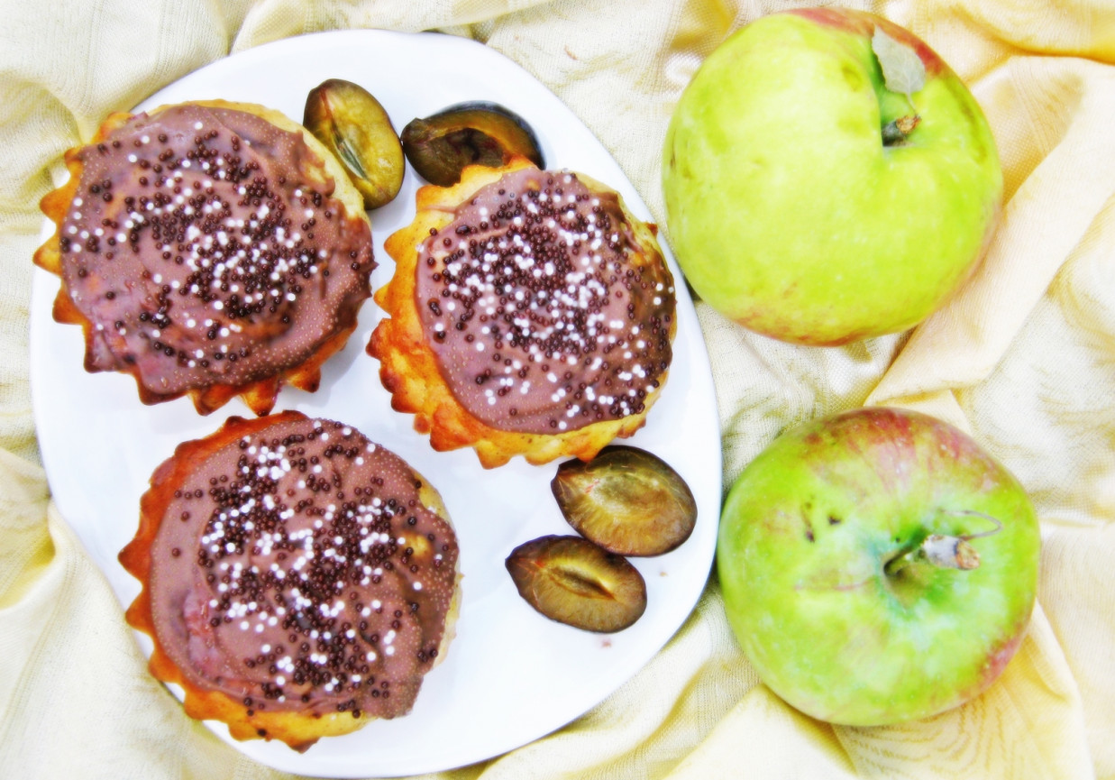 Babeczki z jabłkami i śliwkami na jogurcie naturalnym foto