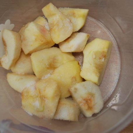 Krok 1 - Babeczki z jabłuszkiem i cynamonem oraz kruszonką kokosową foto