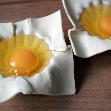 Krok 3 - Babeczki z jajkiem z ciasta francuskiego foto