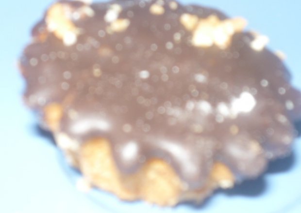 Fotografia przedstawiająca babeczki z kremem i czekoladą