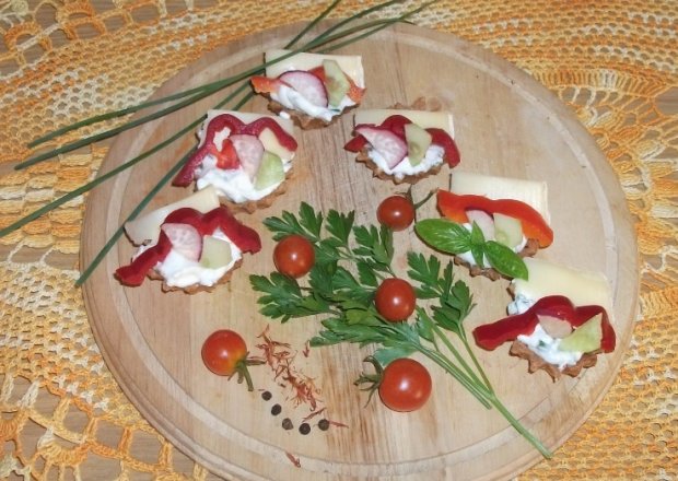 Fotografia przedstawiająca Babeczki z kremem szczypiorkowym i warzywami