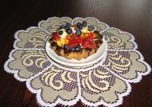 Fotografia przedstawiająca babeczki z owocami i kremem