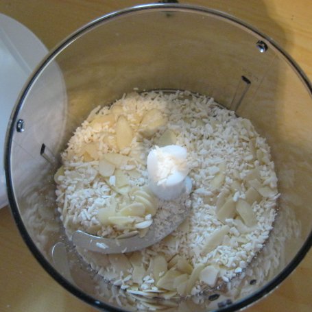 Krok 3 - Babeczki z pokrzywą i kremem kokosowo-migdałowym foto
