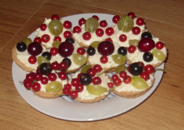 Fotografia przedstawiająca Babeczki z serem i owocami