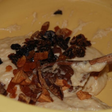 Krok 10 - Babka drożdżowa z suszonymi owocami foto