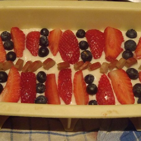 Krok 5 - Babka jogurtowa z owocami foto