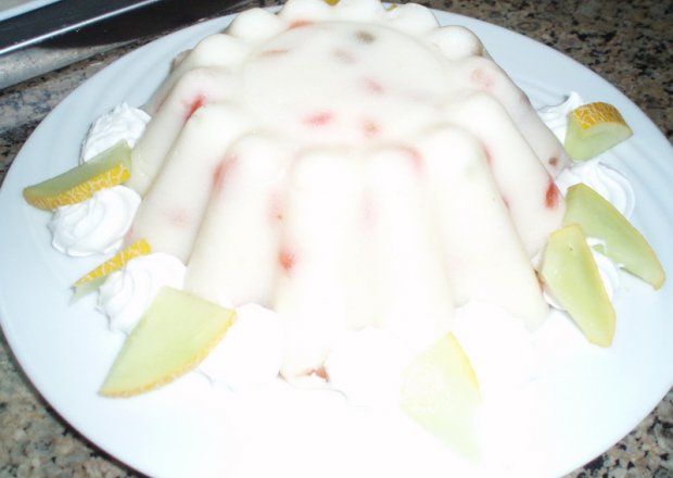 Fotografia przedstawiająca Babka jogurtowa z truskawkami bez pieczenia