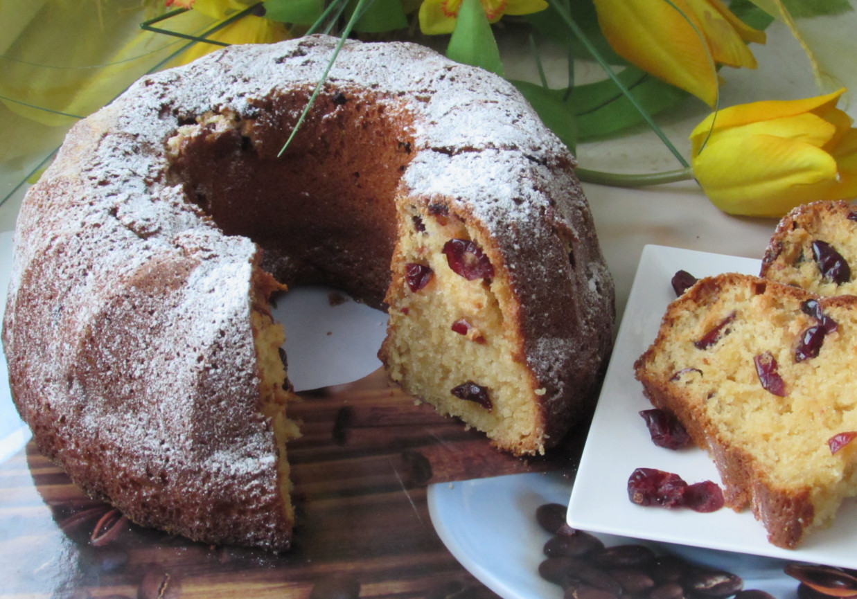 Babka jogurtowa z żurawiną foto