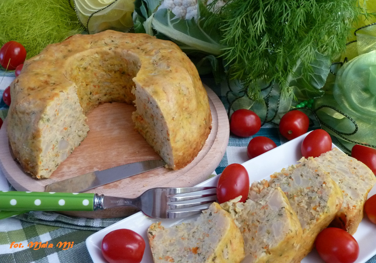 Babka kalafiorowo-serowa z marchewką, ogórkiem kiszonym i koperkiem foto