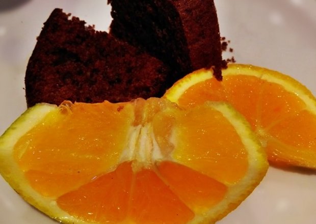 Fotografia przedstawiająca Babka karobowa z sokiem pomarańczowym