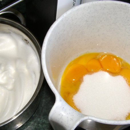 Krok 1 - babka kisielowa z truskawkami i białą czekoladą... foto