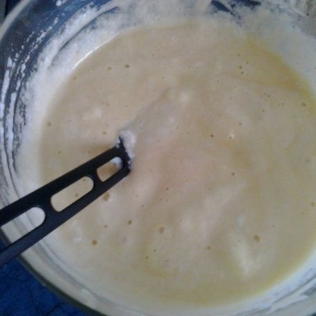 Krok 1 - babka na oleju z truskawką i pistacjami foto