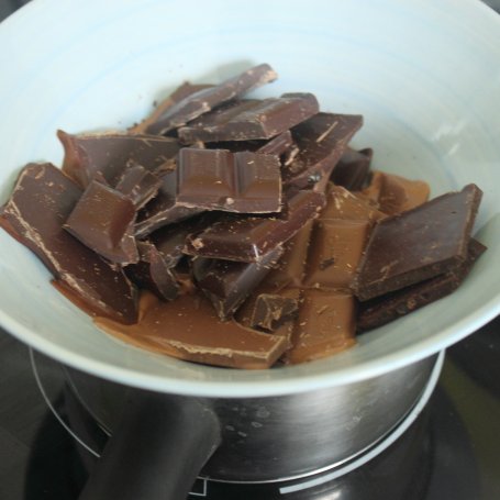Krok 2 - Babka orzechowo-czekoladowa z polewą foto
