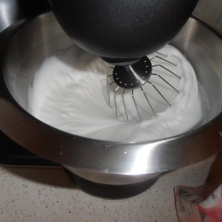 Krok 1 - Babka z białek w makowe kleksy foto