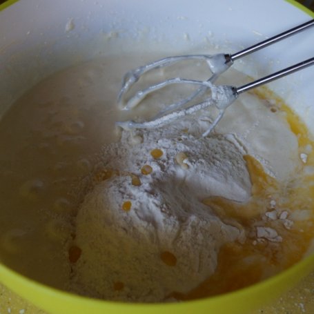 Krok 2 - Babka z brzoskwiniami na maślance pod śliwkową polewą foto
