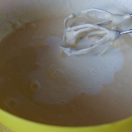 Krok 3 - Babka z brzoskwiniami na maślance pod śliwkową polewą foto
