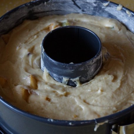 Krok 5 - Babka z brzoskwiniami na maślance pod śliwkową polewą foto