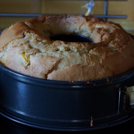 Krok 7 - Babka z brzoskwiniami na maślance pod śliwkową polewą foto