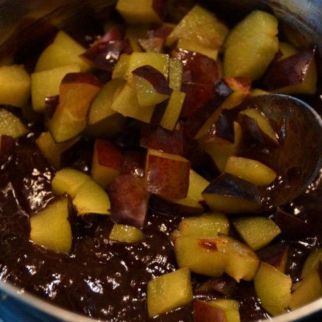 Krok 9 - Babka z brzoskwiniami na maślance pod śliwkową polewą foto