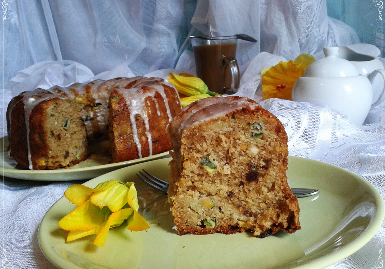 Babka z cukinią i daktylami foto