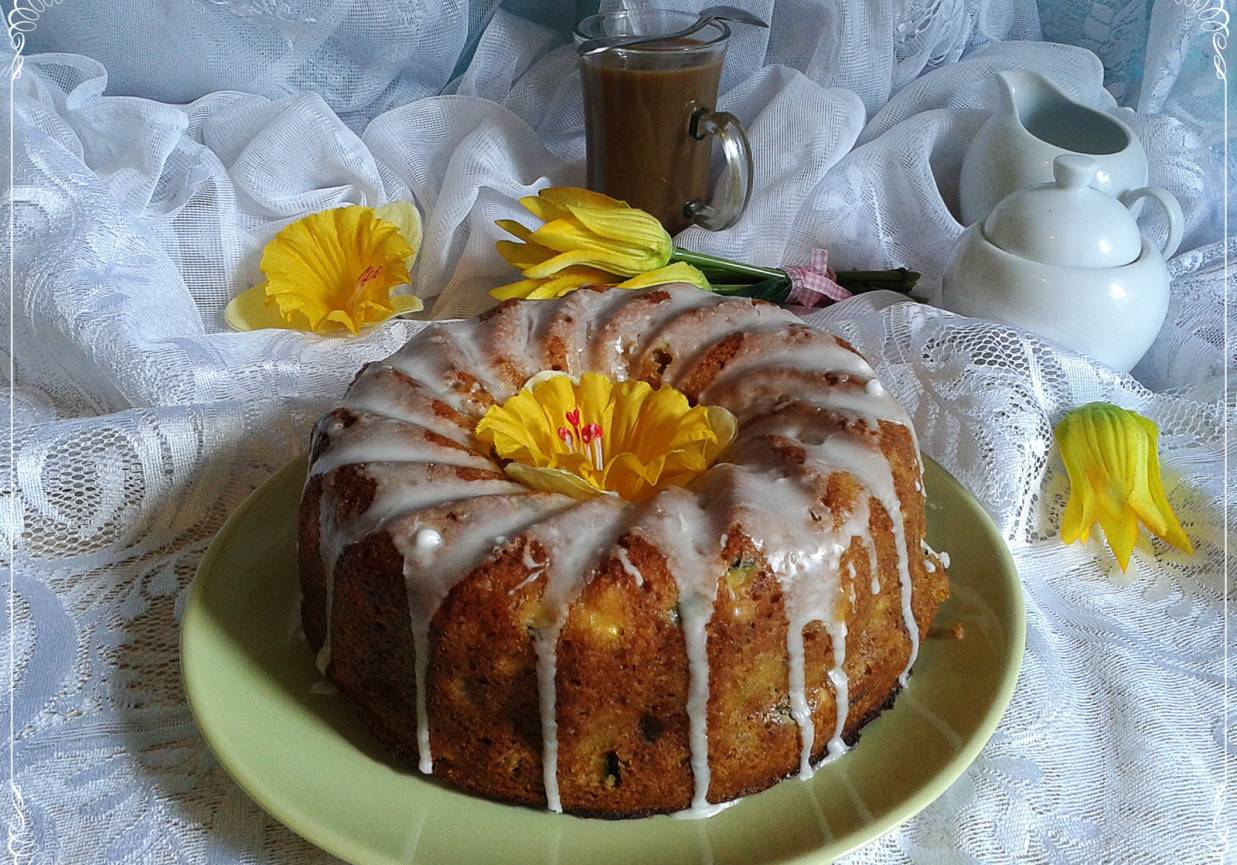 Babka z cukinią i daktylami foto