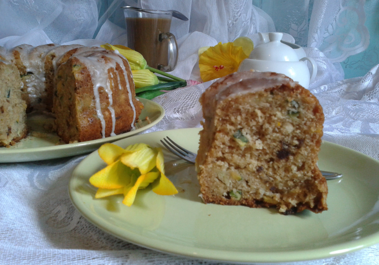Babka z cukinią i daktylami foto