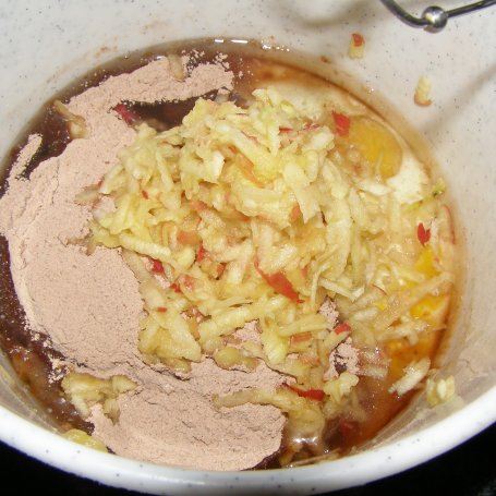 Krok 1 - babka z nutą piernika z jabłkiem i marcepanem i polewą czekoladową... foto