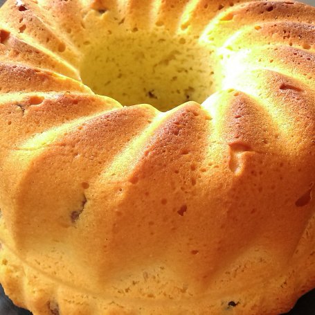 Krok 2 - Babka z rodzynkami i polewą orzechowo - czekoladową foto
