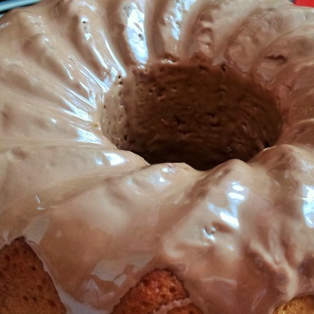 Krok 3 - Babka z rodzynkami i polewą orzechowo - czekoladową foto