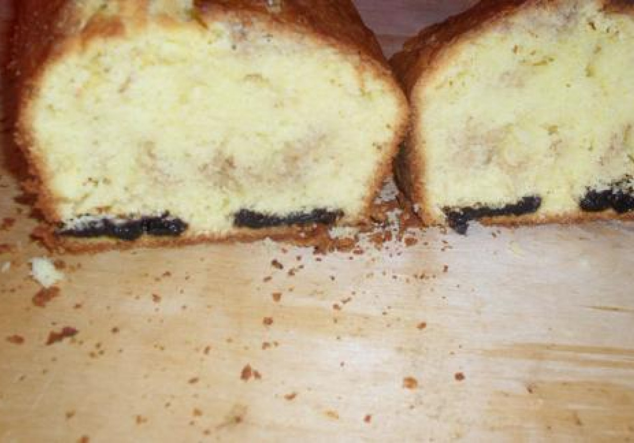 Babka z suszonymi śliwkami foto