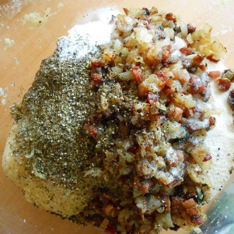 Krok 2 - Babka ziemniaczana z sosem kurkowym foto
