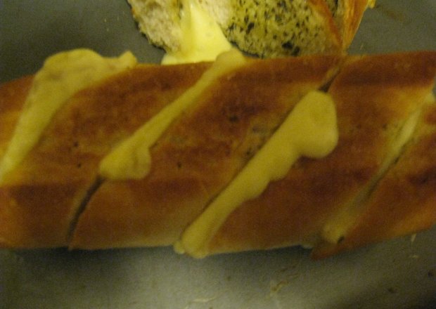 Fotografia przedstawiająca Bagietka czosnkowa z serem